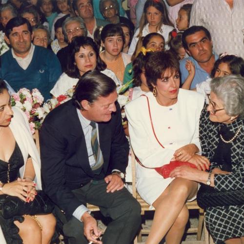 El Duque de Feria y la madre de Paco Valladares hablando durante el acto, en presencia de Concha Velasco