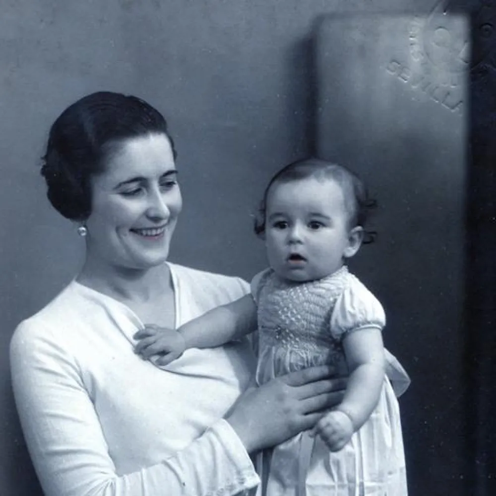 Primera foto, en brazos de su madre