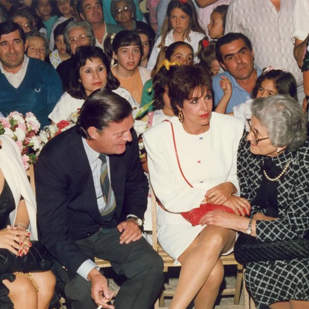 El Duque de Feria y la madre de Paco Valladares hablando durante el acto, en presencia de Concha Velasco