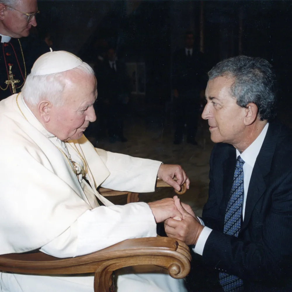 Recibiendo el reconocimiento del Papa Juan Pablo II