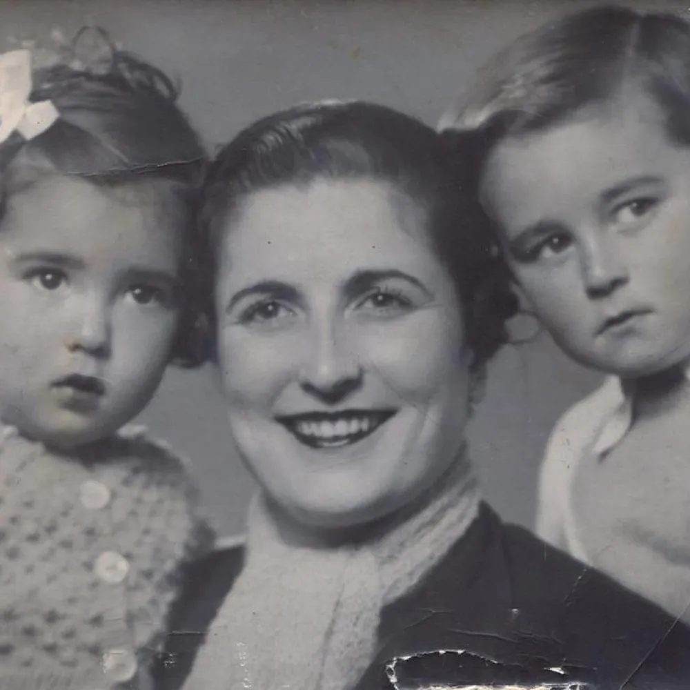 Con su madre y su hermana Inmaculada