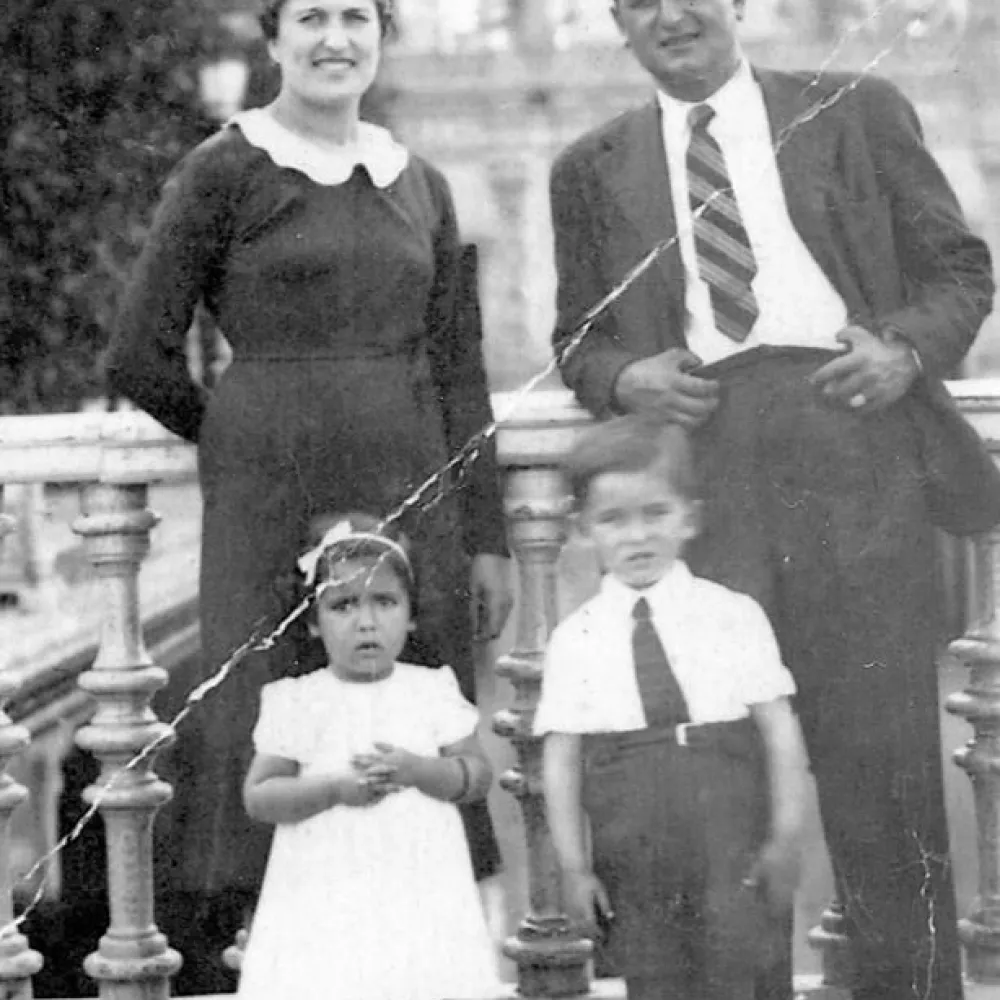 Con sus padres y su hermana en Sevilla