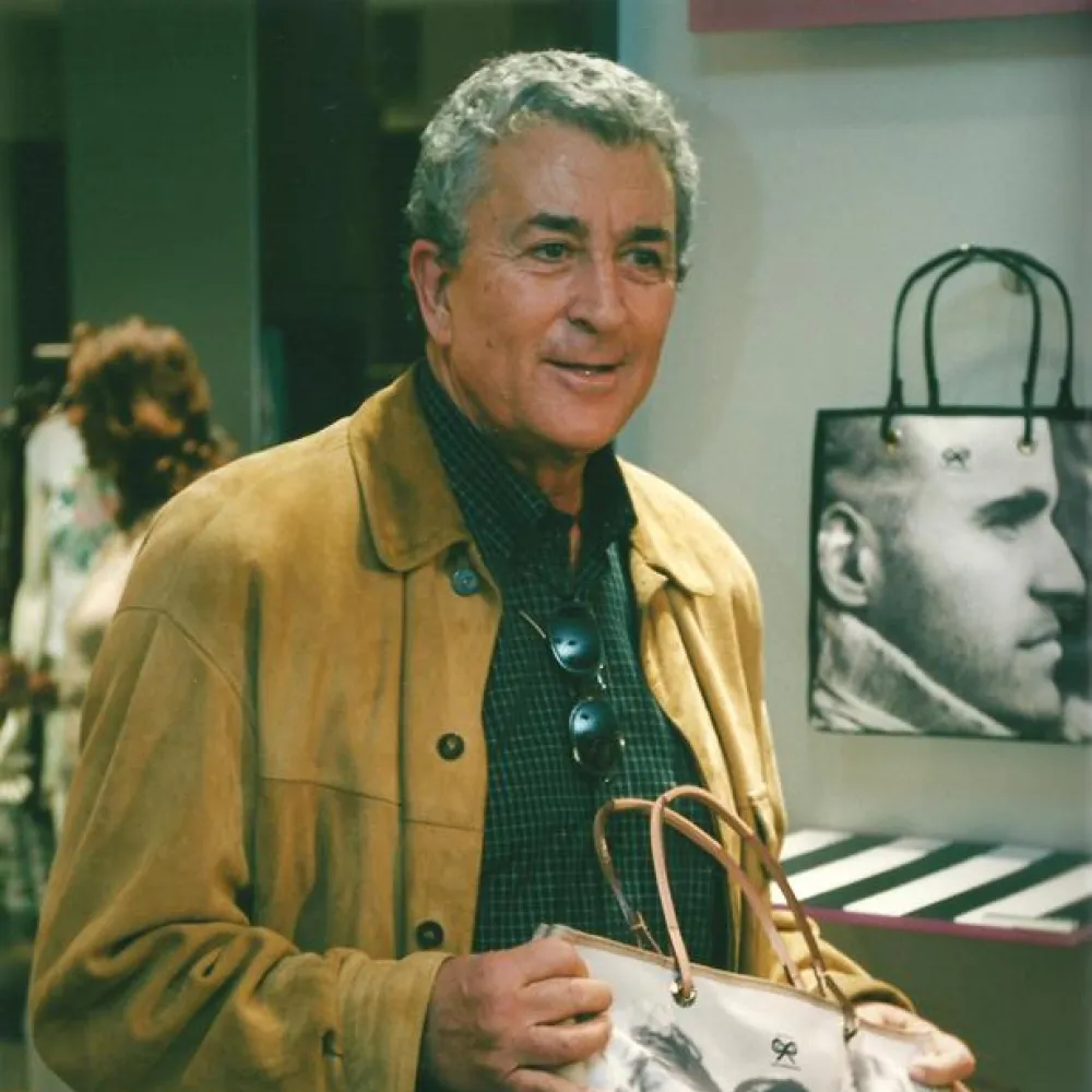 Con un bolso del diseñador de Loewe José Enrique Oña 