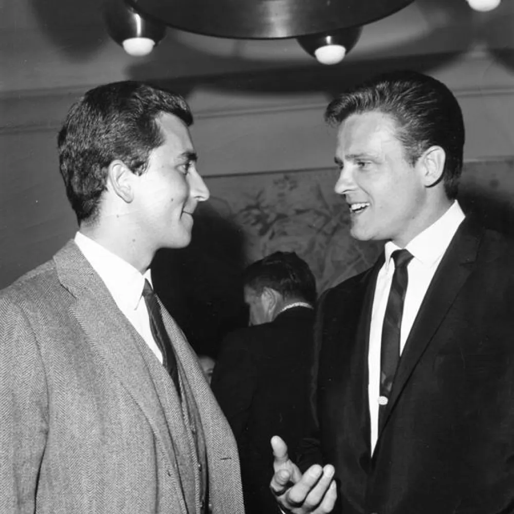 Con Jeffrey Hunter. Paco Valladares fue la voz de Jeffrey Hunter en gran parte de sus películas. Fue la voz de Jesús en Rey de Reyes (FOTOCAR)