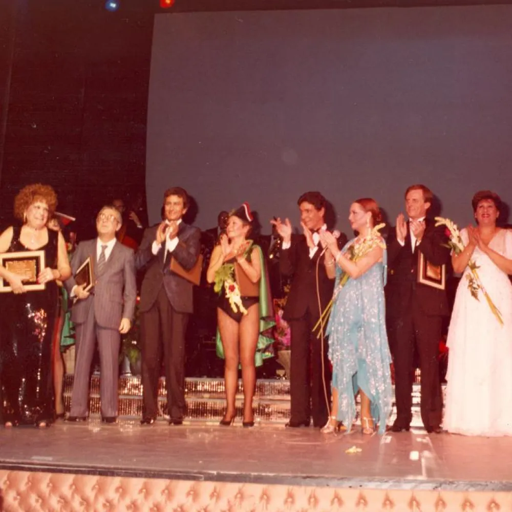 Homenaje a Celia Gámez – Acto final: José Luis Coll, Paco Valladares, Lina Morgan, Sara Montiel , Pedro Osinaga, Olga Guillot y Esperanza Rey aplauden a Celia Gámez