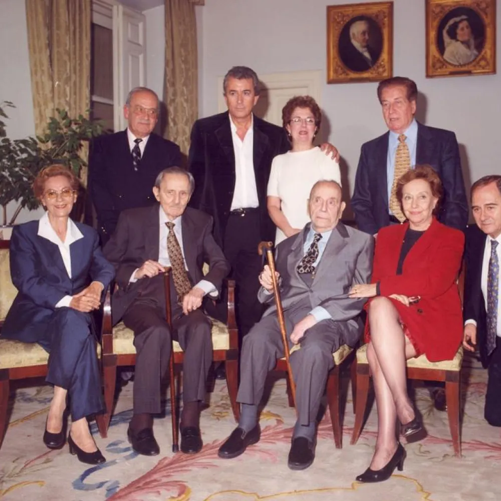 En el Teatro Español con Victoria Rodríguez, a su lado, de pie, y, sentados, Asunción Sancho, Antonio Buero Vallejo, Emilio Burgos, María Jesús Valdés y Gustavo Pérez Puig