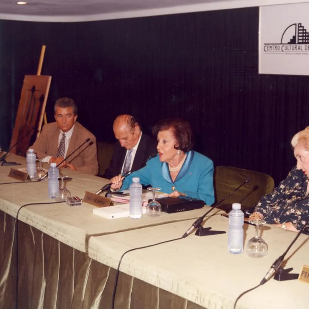 En el Teatro Español con Victoria Rodríguez, a su lado, de pie, y, sentados, Asunción Sancho, Antonio Buero Vallejo, Emilio Burgos, María Jesús Valdés y Gustavo Pérez Puig