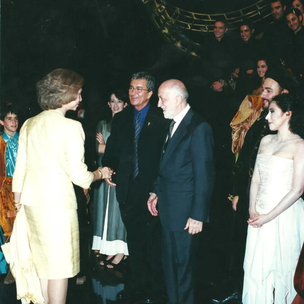 Estreno de la ópera Celos aun del aire matan con libreto de Calderón de la Barca en cuya dirección artística participó Francisco Valladares. SM la Reina saluda al equipo artístico. (Javier del Real)