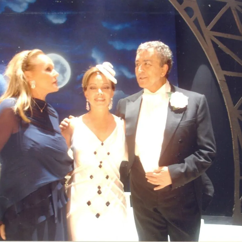 Con Ursula Andress y Paloma San Basilio la noche del estreno de Víctor o Victoria en el teatro Coliseum de Madrid