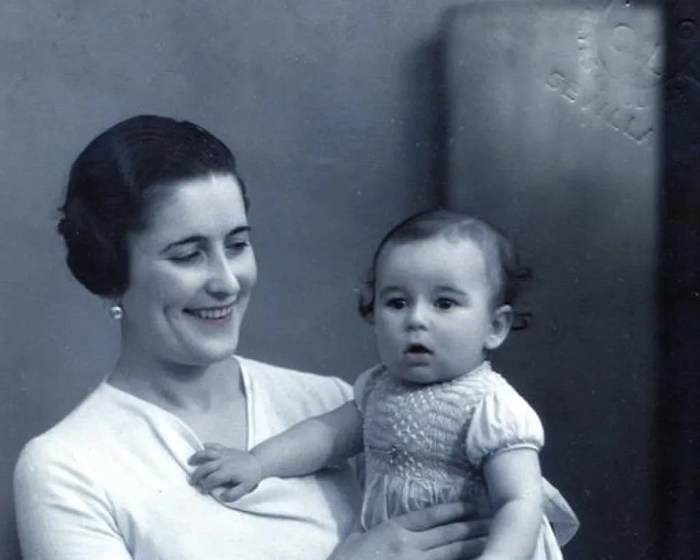 Primera foto, en brazos de su madre