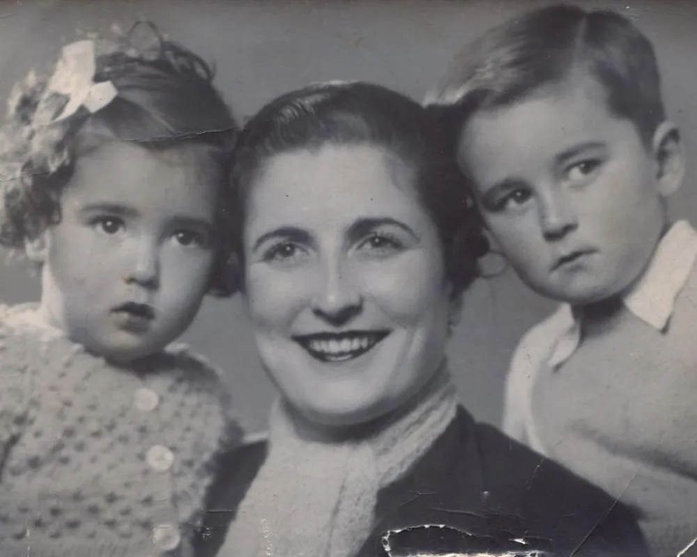 Con su madre y su hermana Inmaculada