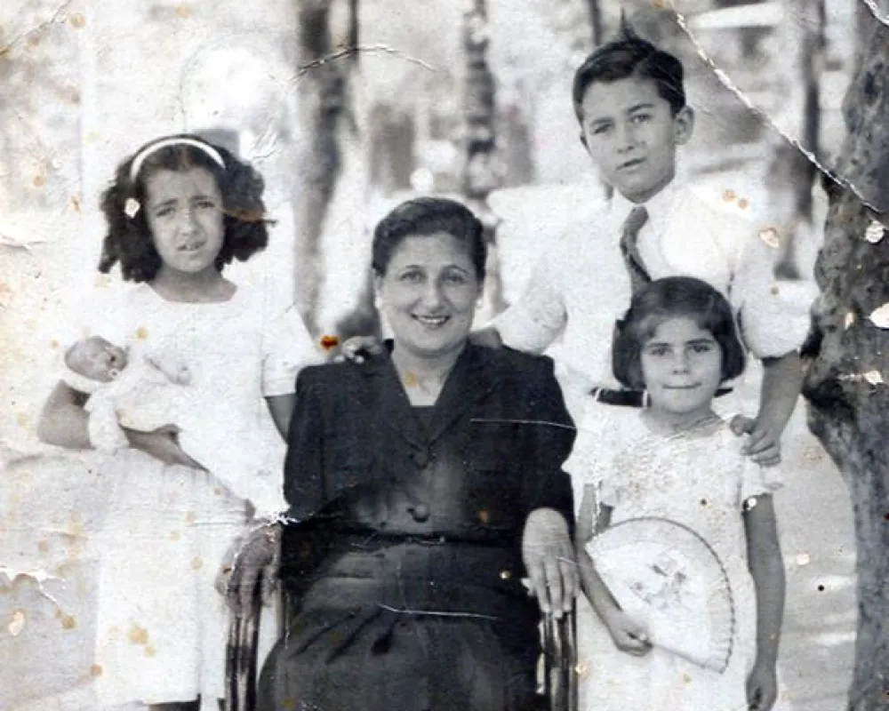 Con su tita Mari, su hermana y su prima Pilar