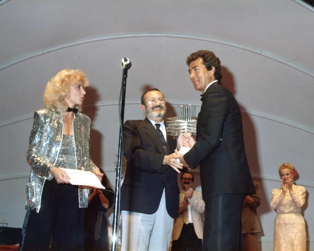 Año1984/1985 Marisa Paredes le hace entrega del Premio Especial a Francisco Valladares de la Asociación Independiente de Teatro y del Excelentísimo Ayuntamiento de Alicante