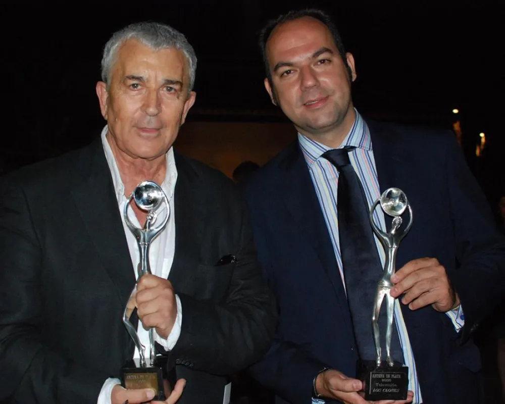 2009. Premio Antenas de Plata a Toda una vida concedido por la Asociación de Profesionales de Radio y Televisión