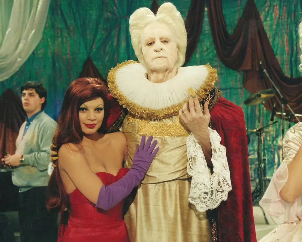 Pasa la Vida. Baile de disfraces. Francisco Valladares como el Drácula de la película de Francis Ford Coppola. Con Terelu Campos (DIVISIÓN DE FOTOGRAFÍA TVE)