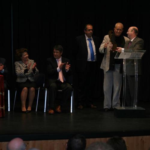 Jerónimo Castellet, director de la Compañía, hace entrega a Paco del Premio de la Asociación a toda su trayectoria. Pilas, 28 de noviembre de 2010