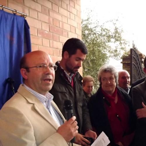 Jerónimo Castellet, junto al Alcalde de Pilas, Jesús María Sánchez y el Concejal de Cultura José Pedro Cabello en el descubrimiento de un azulejo en la Casa de la Cultura. Pilas, 14 de abril de 2012