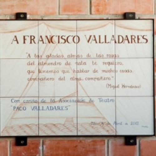 Placa en azulejo en recuerdo a Paco Valladares