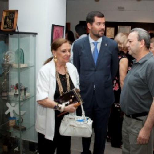 El alcalde Jesús María Sánchez y el comisario de la exposición Francisco Barragán con Nati Mistral