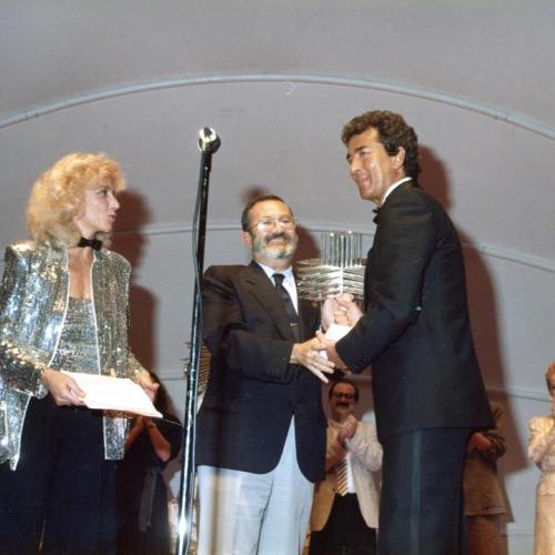 Año1984/1985 Marisa Paredes le hace entrega del Premio Especial a Francisco Valladares de la Asociación Independiente de Teatro y del Excelentísimo Ayuntamiento de Alicante