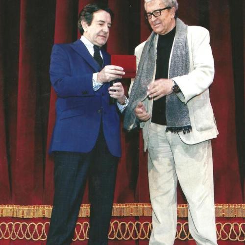 2012 - El productor Enrique Cornejo le hace entrega de la Butaca de Plata en el Teatro Reina Victoria de Madrid