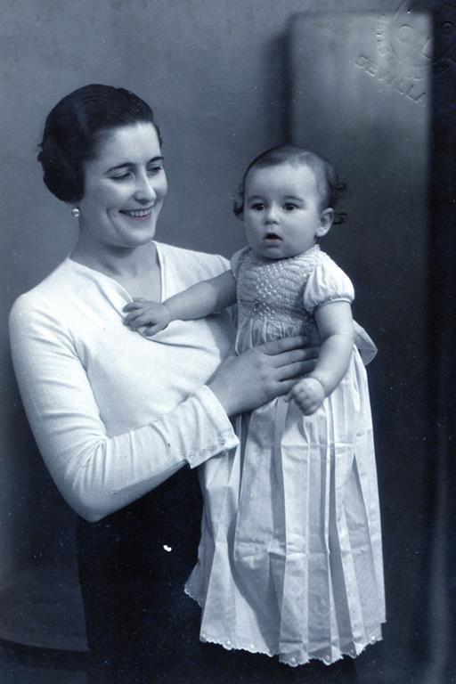 Primera foto, en brazos de su madre